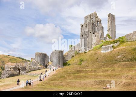 DORSET, Großbritannien - 06. Juli 2022. Touristen, die im Sommer die Ruinen von Corfe Castle besuchen, Dorset, Großbritannien Stockfoto