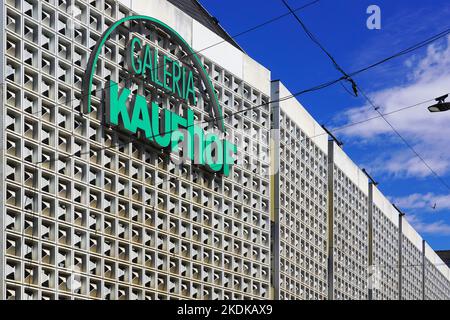 Fassade des Kaufhofs der Galerie Karstadt in Trier. Stockfoto