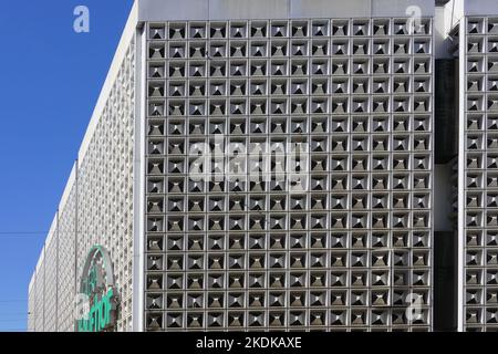 Fassade des Kaufhofs der Galerie Karstadt in Trier. Stockfoto