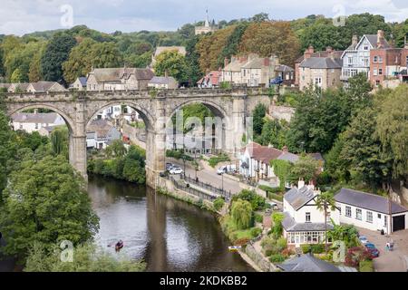 KNARESBOROUGH, Großbritannien - 20. September 2022. Knaresborough Viadukt am Fluss Nidd in Knaresborough, einer historischen Stadt in North Yorkshire, Großbritannien Stockfoto