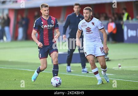 Renato Dall'Ara Stadium, Bologna, Italien, 06. November 2022, Nikola Vlasic (FC Turin) im Einsatz gegen Stefan Posch (FC Bologna) während des FC Bologna gegen den FC Turin - italienischer Fußball Serie A Stockfoto