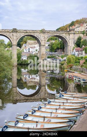 KNARESBOROUGH, Großbritannien - 20. September 2022. Ruderboote können unter dem Knaresborough Viaduct, Knaresborough, North Yorkshire, Großbritannien, gemietet werden Stockfoto