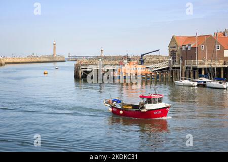 WHITBY, Großbritannien - 21. September 2022. Kleines rotes Fischerboot in Whitby Harbour an der Küste von Yorkshire. Nordseefischen. Stockfoto