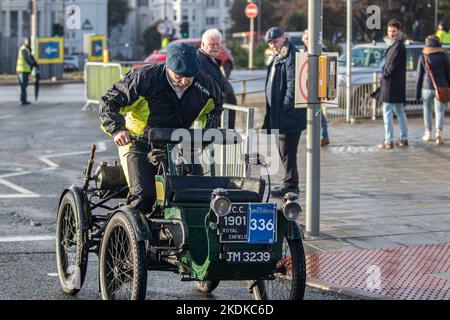 London, UK, 06/11/2022, knapp 350 unerschrockene Teilnehmer des diesjährigen RM Sotheby's London to Brighton Veteran Car Run (6. November) erlebten einen echten Einblick in die Härten des viktorianischen Autofahrens, als Regenstürme durch Südengland fegten. Kredit: @Dmoonuk/Alamy Live Nachrichten Stockfoto