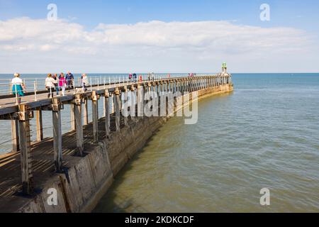 WHITBY, Großbritannien - 21. September 2022. Touristen, die am Whitby Pier, Whitby Harbour, North Yorkshire, Großbritannien, spazieren gehen Stockfoto