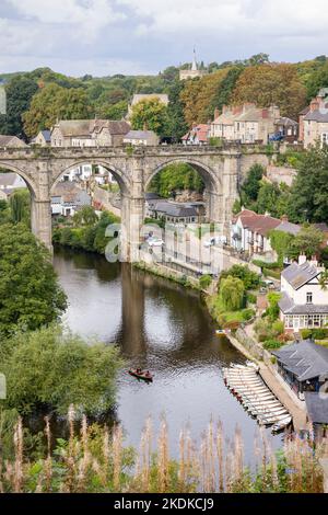 KNARESBOROUGH, Großbritannien - 20. September 2022. Knaresborough Viadukt am Fluss Nidd in Knaresborough, einer historischen Stadt in North Yorkshire, Großbritannien Stockfoto