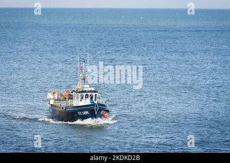 WHITBY, Großbritannien - 21. September 2022. Nordsee-Fischerboot auf See, das in Richtung Whitby Harbour segelt Stockfoto