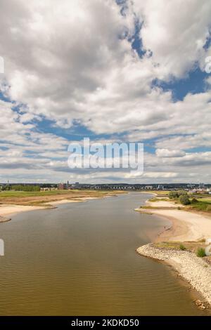 Der Nederrijn Fluss vor der niederländischen Stadt Arnhem, Niederlande Stockfoto