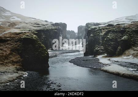 Fjaðrárgljúfur Schlucht an der Südküste Islands im Schnee Stockfoto
