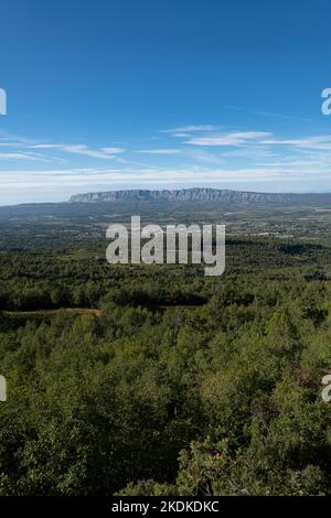 Vertikales Panorama des berühmten Mont Sainte Victoire mit Kopierraum am blauen Himmel, Provence, Südfrankreich Stockfoto