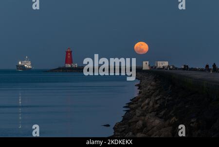 Vollmondaufstieg über dem Half Moon Schwimmclub an der Großen Südwand Stockfoto