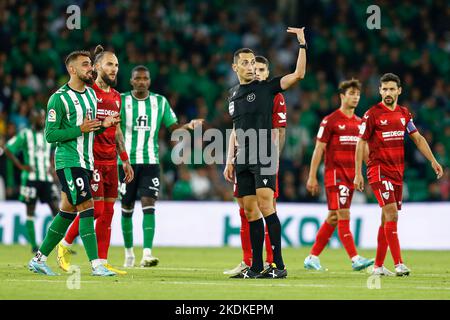 Der Schiedsrichter jose maria sanchez martinez, Borja Iglesias von Real Betis, Nemanja Gudelj und Jesus Navas vom FC Sevilla während des La Liga-Spiels zwischen Real Betis und dem FC Sevilla spielten am 06. November 2022 im Benito Villamarin Stadium in Sevilla, Spanien. (Foto von Antonio Pozo / PRESSIN) Stockfoto