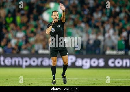 Der Schiedsrichter jose maria sanchez martinez spielte während des La Liga-Spiels zwischen Real Betis und dem FC Sevilla am 06. November 2022 im Benito Villamarin-Stadion in Sevilla, Spanien. (Foto von Antonio Pozo / PRESSIN) Stockfoto