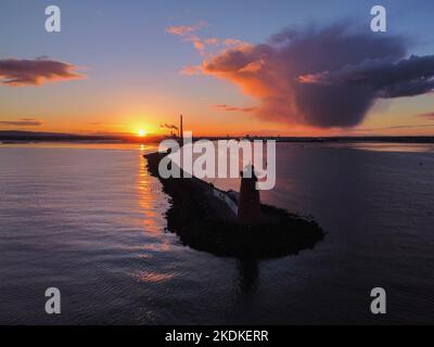 Sonnenuntergang an der Chinesischen Südmauer mit einer isolierten Duschwolke in der Ferne Stockfoto