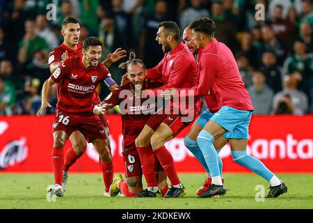 Nemanja Gudelj, Joan Jordan, Jesus Navas, Erik Lamela und Marko Dmitrovic vom FC Sevilla während des La Liga-Spiels zwischen Real Betis und dem FC Sevilla am 06. November 2022 im Benito Villamarin-Stadion in Sevilla, Spanien. (Foto von Antonio Pozo / PRESSIN) Stockfoto