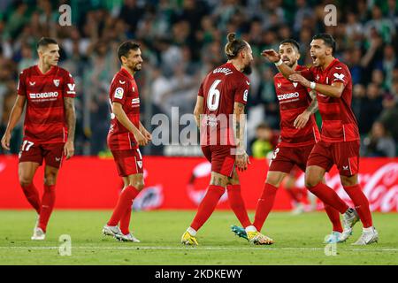 Nemanja Gudelj, Jesus Navas, Erik Lamela, Karim Rekik und Alex Telles vom FC Sevilla während des La Liga-Spiels zwischen Real Betis und dem FC Sevilla am 06. November 2022 im Benito Villamarin-Stadion in Sevilla, Spanien. (Foto von Antonio Pozo / PRESSIN) Stockfoto