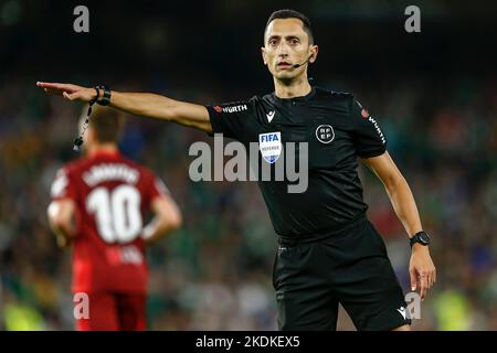 Der Schiedsrichter jose maria sanchez martinez spielte während des La Liga-Spiels zwischen Real Betis und dem FC Sevilla am 06. November 2022 im Benito Villamarin-Stadion in Sevilla, Spanien. (Foto von Antonio Pozo / PRESSIN) Stockfoto