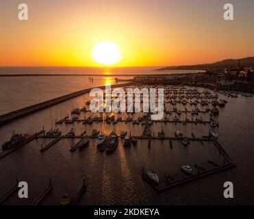 Luftaufnahme des Sonnenaufgangs im Hafen von Dún Laoghaire Stockfoto