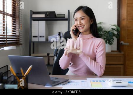 Unternehmensberater treffen sich, um das Thema zu bewerten und zu diskutieren, wie es im Finanzbericht dargestellt wird. Finanzberater, Anlageberater und Stockfoto