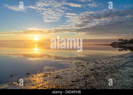 Nach Wochen und Wochen kam der Sommer schließlich Ende Mai 2021 an und es begann mit einem spektakulären Start mit einem Himmel voller Zirrokumulus. Stockfoto