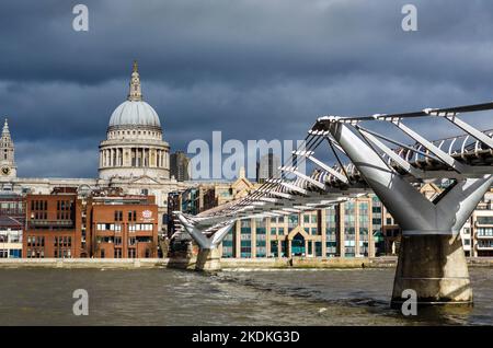 Blick auf Millennium Bridge und die Themse mit Blick auf St. Pauls Cathedral, London, England, UK Stockfoto