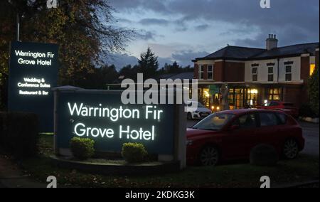 Warrington Fir Grove Best Western Sure Collection Hotel, Knutsford Old Road, Grappenhall, Warrington, Ceshire, England, Großbritannien, WA4 2LD Uhr nachts Stockfoto