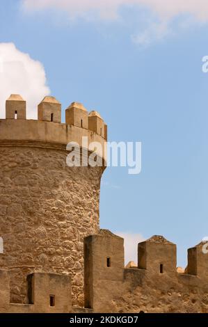 Bild von einem Bergwerk und einer Außenwand einer mittelalterlichen Burg über blauem Himmel und Kopierraum Stockfoto