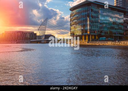 Großbritannien, England, Greater Manchester, Salford, Salford Quays bei Sonnenuntergang Stockfoto