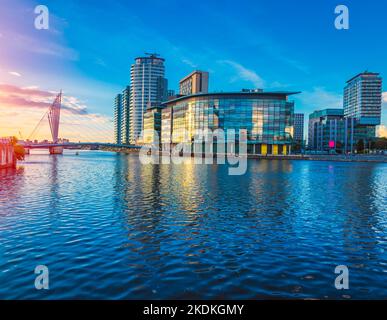 Großbritannien, England, Greater Manchester, Salford, Salford Quays bei Sonnenuntergang Stockfoto