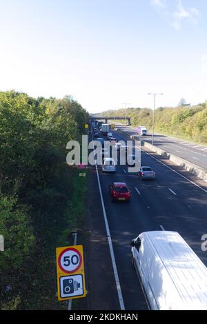 Auf der A12 in Richtung Süden, die sich dem Stanway am Stadtrand von Colchester nähert, steigt aufgrund von Straßenarbeiten zwischen der Kreuzung 25 und 26 der Verkehr an. Stockfoto
