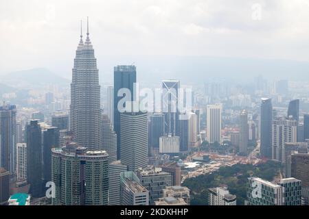 Kuala Lumpur, Malaysia - September 12 2018: Luftaufnahme der Petronas Towers, die die anderen Gebäude um sie herum in den Schatten stellen. Stockfoto