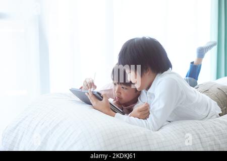 Japanische Kinder mit Tablet Stockfoto