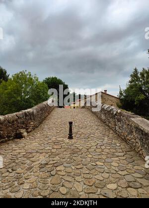 Alte Brücke über den Fluss Miera in der Stadt Lierganes. Kantabrien, Spanien Stockfoto