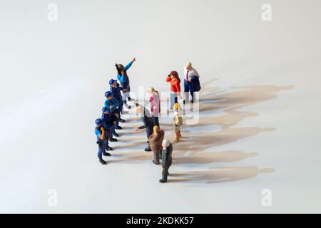 ILLUSTRATIVE EDITORIAL - Movement Control Orders (mco) Lockdown Concept Images - Miniatur-Spielzeugfiguren von Polizisten oder Grenzpatrouillenbeamten, die PU stoppen Stockfoto