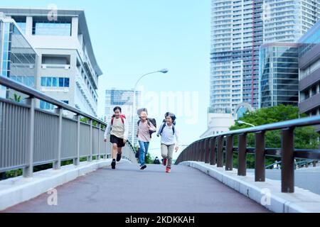 Japanische Grundschulkinder draußen Stockfoto