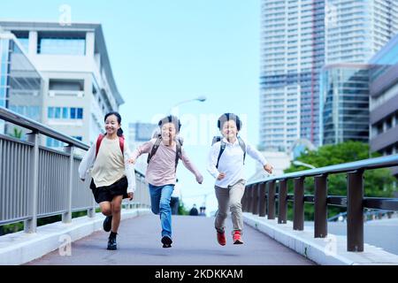 Japanische Grundschulkinder draußen Stockfoto