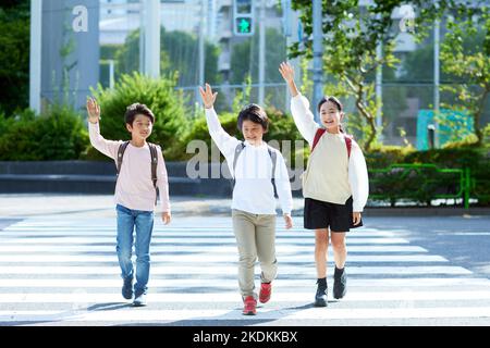 Japanische Grundschulkinder draußen Stockfoto