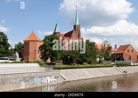 Breslau, Polen - 05 2019. Juni: Die Stiftskirche des Heiligen Kreuzes und des Hl. Bartholomäus ist eine zweistöckige gotische Backsteinkirche auf der Dominsel Stockfoto