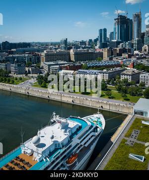 Das Cruse-Schiff liegt am Hafen von Montreal mit Blick auf die Innenstadt. Stockfoto