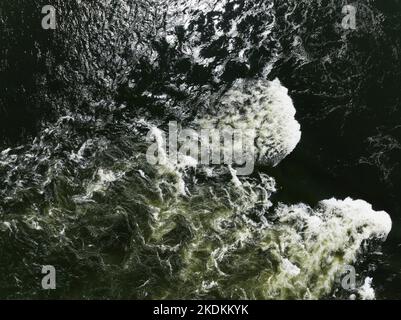 Luftaufnahme der Stromschnellen und der rauschenden Gewässer am St. Lawrence River Stockfoto