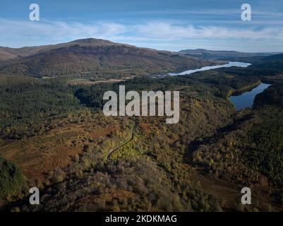 Luftaufnahme von Loch Drunkie und Loch Venachar mit dem Dorf Brig o'Turk an einem wunderschönen Herbsttag. Ben Ledi oben links. Stockfoto