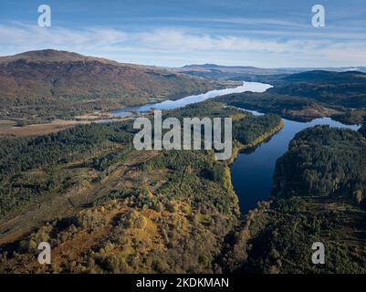 Luftaufnahme von Loch Drunkie und Loch Venachar mit dem Dorf Brig o'Turk an einem wunderschönen Herbsttag. Ben Ledi oben links. Stockfoto