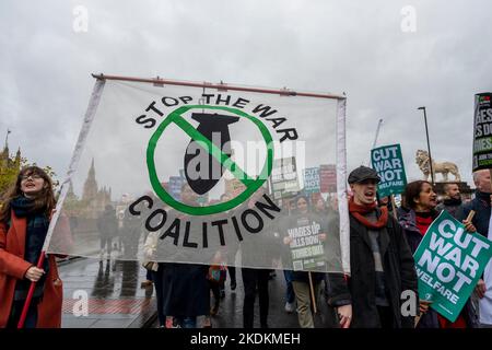 Protest gegen Krieg und konservative Regierungspolitik mit Plakaten „Stop the war Coalition“ und „Cut war not Welfare“ Stockfoto