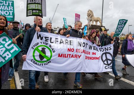Demonstranten gegen die konservative Lebenshaltungskrise mit dem Banner „Wohlfahrt statt Waffen, keine Erhöhung der Militärausgaben“. Stockfoto