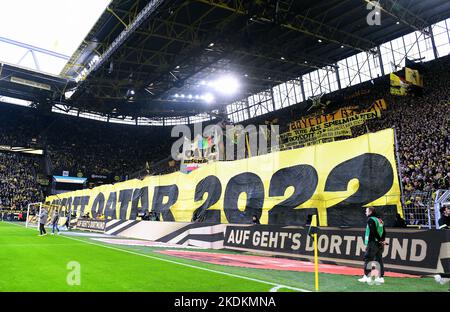 Bundesliga, Signal Iduna Park Dortmund: Borussia Dortmund gegen VfL Bochum; großer Protest 'Boykott Katar 2022' Stockfoto