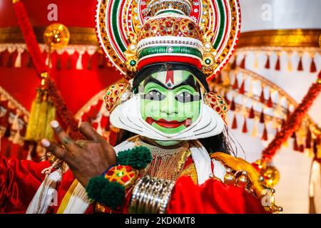 London, Großbritannien. 07.. November 2022. Die Region Kerala in Südindien hat einen bunten Darsteller im alten klassischen Tanz von Kathakali an seinem Stand. Der Incredible India Stand bietet eine energiegeladene Tanzvorstellung von einer Gruppe namens Dancebeats. World Travel Market (WTM), die jährliche reise- und tourismusmesse in London, öffnet erneut ihre Türen im Excel-Messezentrum im Osten Londons. Die Veranstaltung findet in diesem Jahr in der Ausgabe 43. statt und scheint in diesem Jahr mit einer starken Besucherzahl im Vergleich zum Vorjahr zu viel beschäftigter zu sein. Kredit: Imageplotter/Alamy Live Nachrichten Stockfoto