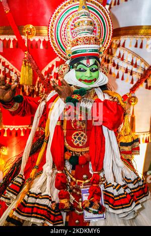 London, Großbritannien. 07.. November 2022. Die Region Kerala in Südindien hat einen bunten Darsteller im alten klassischen Tanz von Kathakali an seinem Stand. Der Incredible India Stand bietet eine energiegeladene Tanzvorstellung von einer Gruppe namens Dancebeats. World Travel Market (WTM), die jährliche reise- und tourismusmesse in London, öffnet erneut ihre Türen im Excel-Messezentrum im Osten Londons. Die Veranstaltung findet in diesem Jahr in der Ausgabe 43. statt und scheint in diesem Jahr mit einer starken Besucherzahl im Vergleich zum Vorjahr zu viel beschäftigter zu sein. Kredit: Imageplotter/Alamy Live Nachrichten Stockfoto