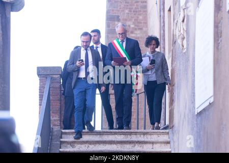 Rom, RM, Italien. 7.. November 2022. Roberto Gualtieri, Bürgermeister von Rom, nimmt an der Eröffnung der Ausstellung „Gli Invisibili“ auf der Piazza del Campidoglio in Rom Teil (Bild: © Matteo Nardone/Pacific Press via ZUMA Press Wire) Stockfoto