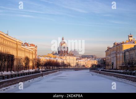 Winter Petersburg. Blick auf die Isaakskathedrale und die Uferbögen des Flusses Moika Stockfoto