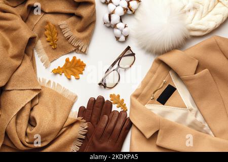 Warme Winterkleidung und Accessoires im Herbst. Flach liegend, Draufsicht. Stockfoto